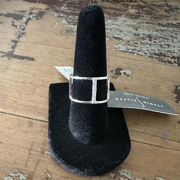 NWT- 925 Sterling silver ring Sz 7 with CZ accents. So dang cute & dainty!! - Picture 1 of 6